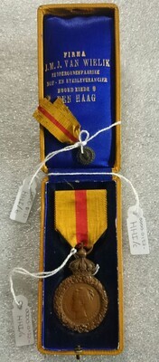 0000-0132-HHI a-c.jpg; 0000-0132-HHI/a-c; Een ridderorde of andere onderscheiding aan J.J.H. de Bres voor menslievendheid en hulpbetoon en een kleinere medaille in een geel doosje van de Haagse firma J.M.J. van Wielik.; ridderorden (objecten)